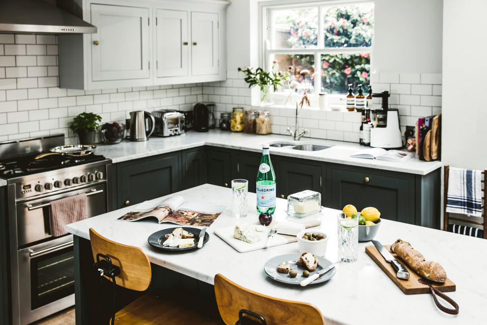 Moderne Wohnküche mit Unterbauwaschbecken, Schrankfronten im Shaker-Stil, grauen Schränken, Marmor-Arbeitsplatte, Rückwand aus Keramikfliesen, braunem Holzboden und Kücheninsel in London