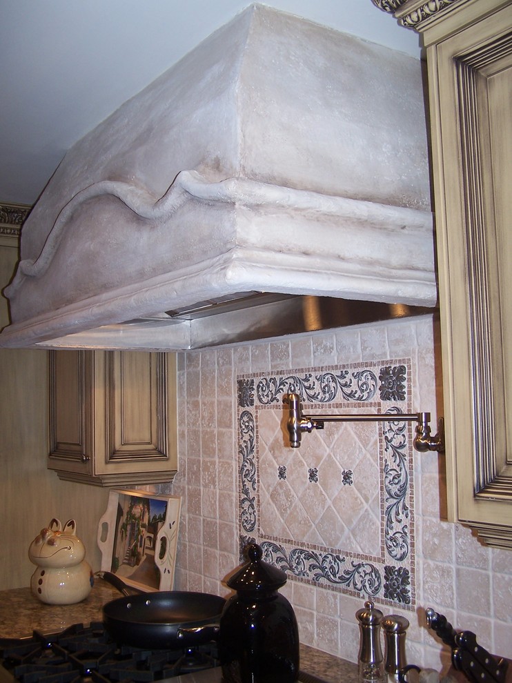 Inspiration för ett stort vintage kök, med en undermonterad diskho, luckor med upphöjd panel, skåp i slitet trä, granitbänkskiva, beige stänkskydd, stänkskydd i keramik, integrerade vitvaror, mörkt trägolv och en köksö