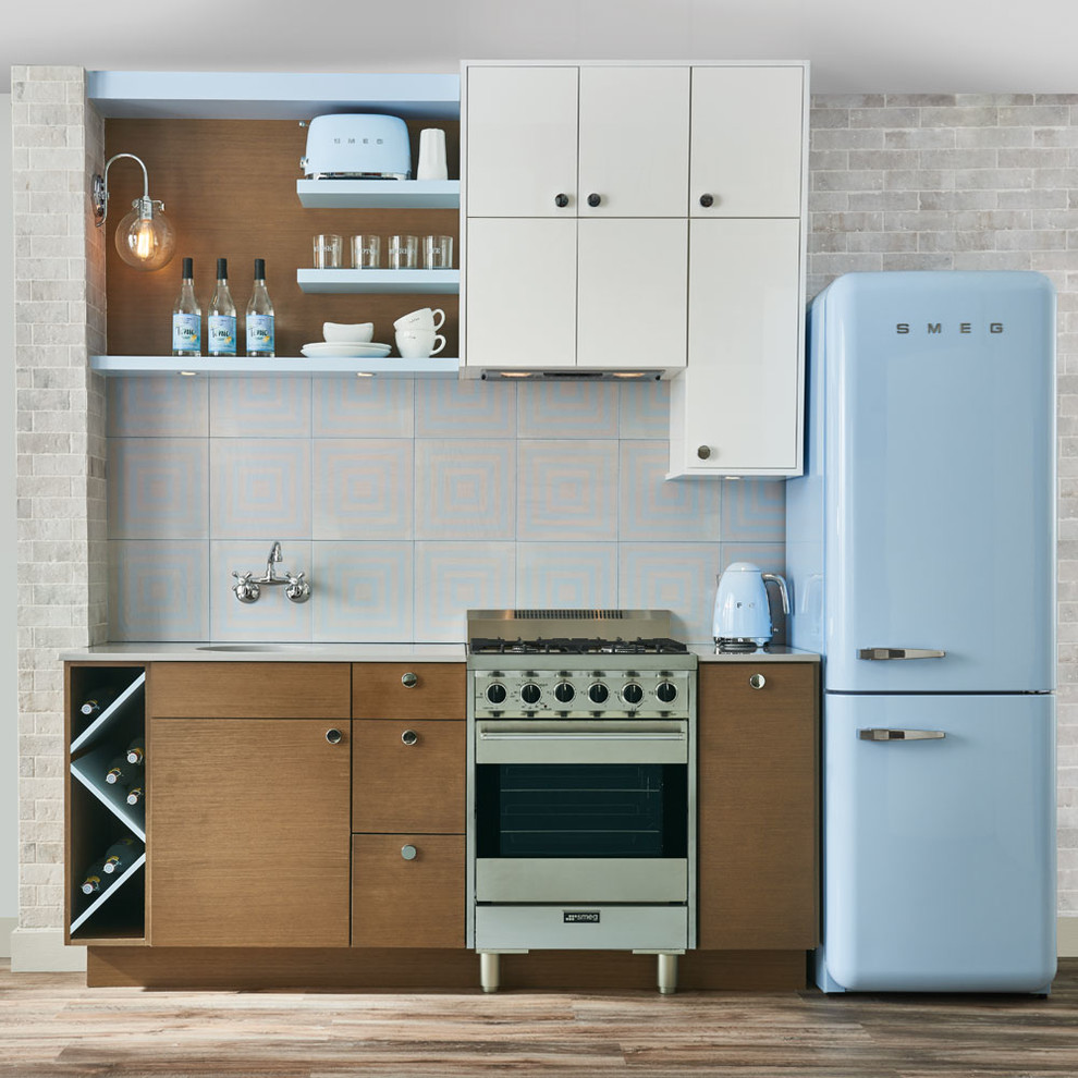 Foto på ett funkis linjärt kök, med en undermonterad diskho, släta luckor, vita skåp, blått stänkskydd och färgglada vitvaror