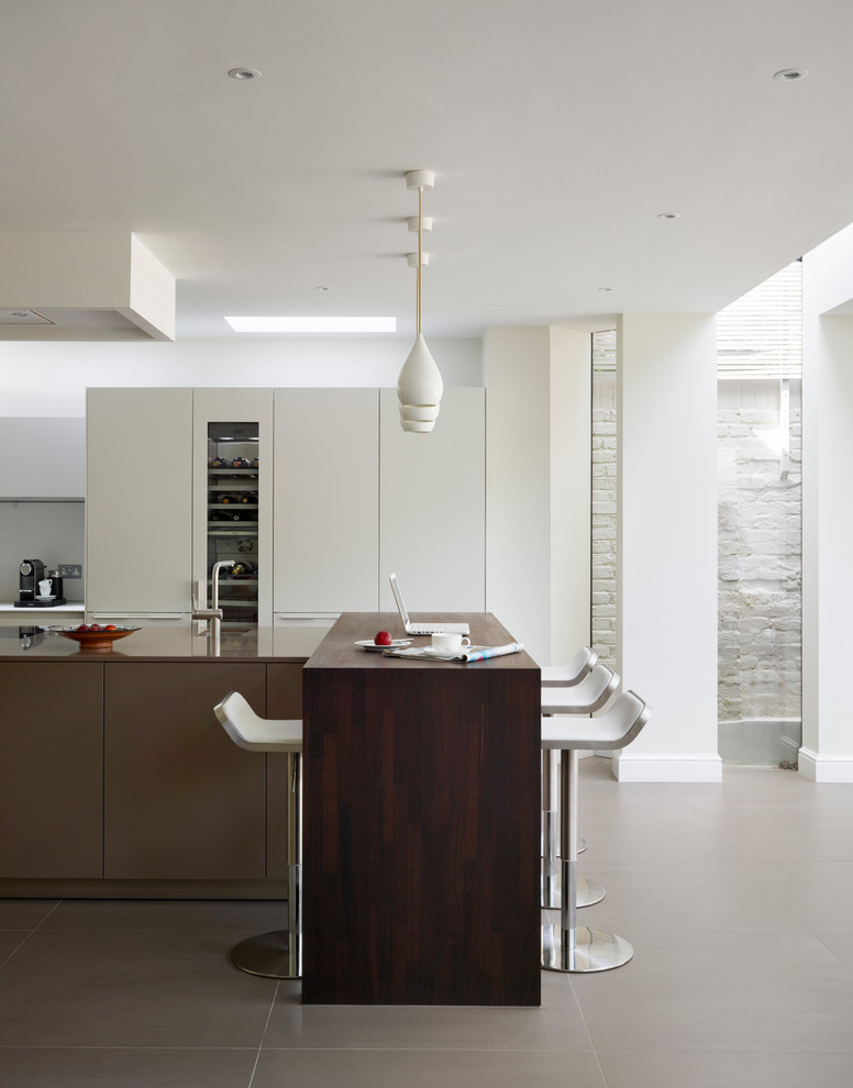 Стильный дизайн: кухня в стиле модернизм с плоскими фасадами, белыми фасадами и двумя и более островами - последний тренд