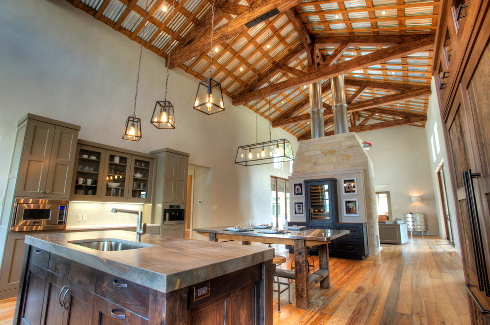 Inspiration for a country kitchen in Austin.