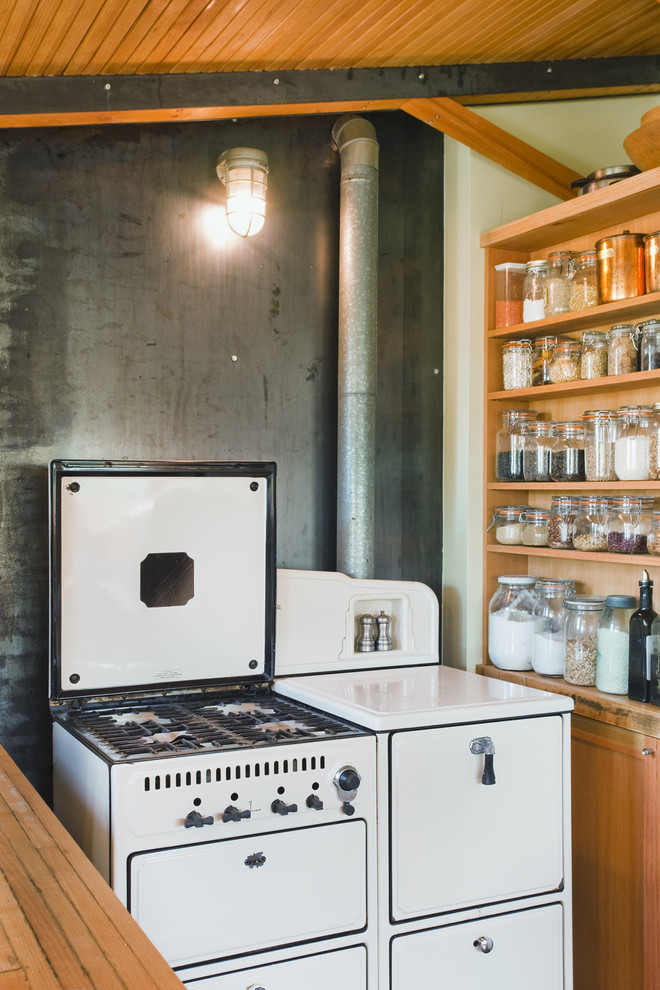 Immagine di una cucina contemporanea con ante in stile shaker, ante in legno scuro, top in legno, paraspruzzi nero, paraspruzzi con piastrelle di metallo e elettrodomestici bianchi