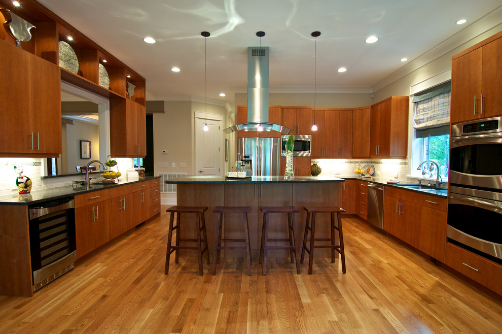 ローリーにあるコンテンポラリースタイルのおしゃれなキッチン (シルバーの調理設備) の写真