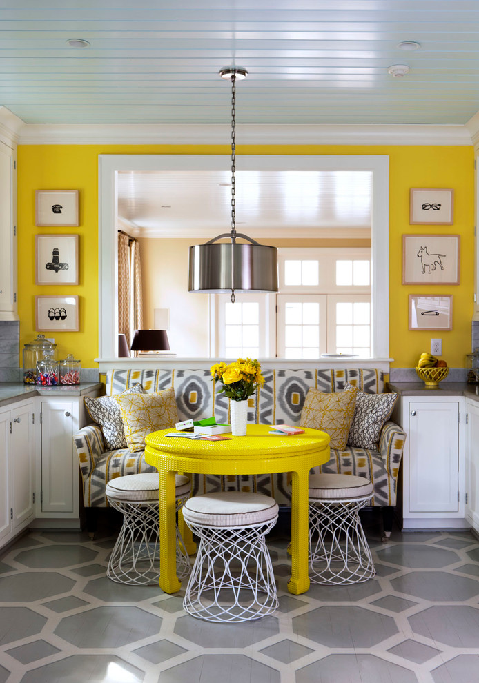 На фото: кухня в стиле неоклассика (современная классика) с фасадами с утопленной филенкой и желтыми фасадами с