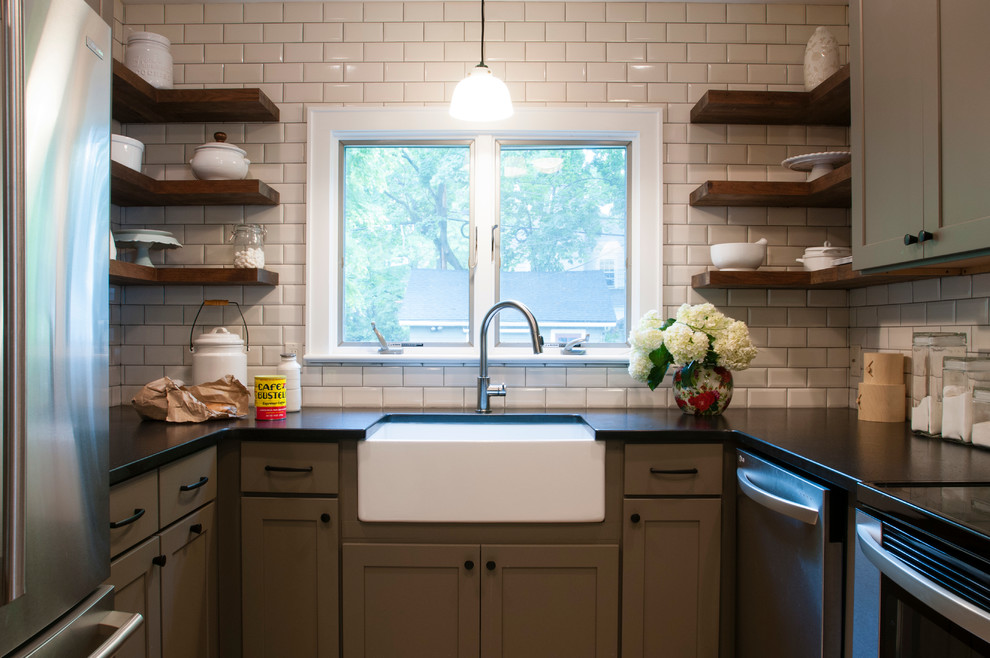 Bild på ett mellanstort vintage kök, med en rustik diskho, luckor med infälld panel, grå skåp, granitbänkskiva, vitt stänkskydd, stänkskydd i glaskakel, rostfria vitvaror, klinkergolv i keramik och en halv köksö