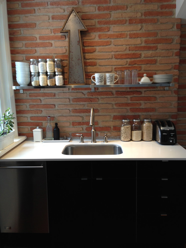 Urige Küche mit Unterbauwaschbecken, Quarzwerkstein-Arbeitsplatte, Küchengeräten aus Edelstahl und braunem Holzboden in Toronto