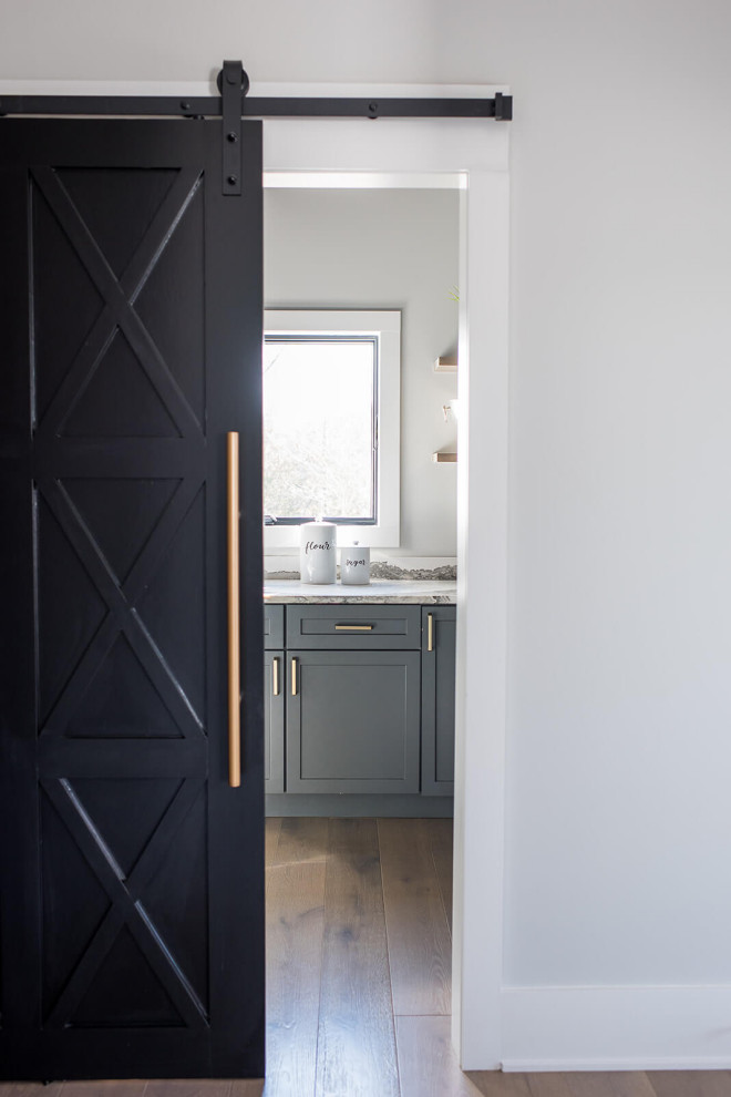 Foto di una cucina minimalista chiusa e di medie dimensioni con lavello sottopiano, ante in stile shaker, ante grigie, top in granito, elettrodomestici in acciaio inossidabile, parquet scuro e top bianco