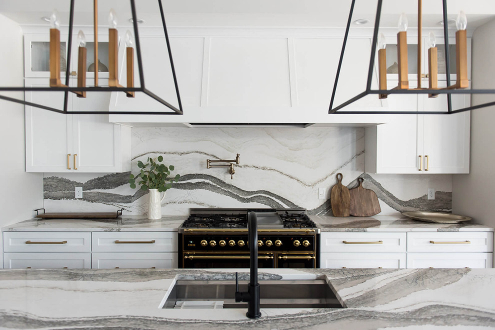 Foto di una cucina moderna chiusa e di medie dimensioni con lavello sottopiano, ante in stile shaker, ante grigie, top in granito, elettrodomestici in acciaio inossidabile, parquet scuro e top bianco