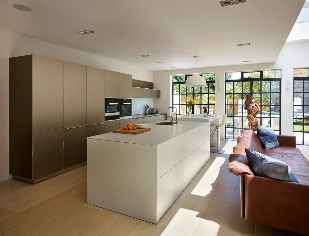 Свежая идея для дизайна: большая кухня-гостиная в современном стиле с столешницей из ламината и островом - отличное фото интерьера