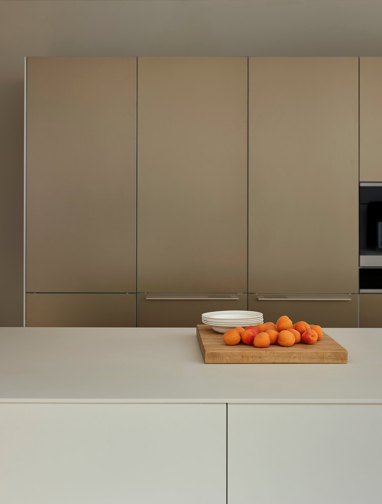 Offene, Große Moderne Küche mit Laminat-Arbeitsplatte und Kücheninsel in Sonstige