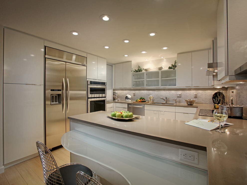 Mittelgroße Moderne Wohnküche in U-Form mit Waschbecken, Schrankfronten im Shaker-Stil, Edelstahl-Arbeitsplatte, Küchengeräten aus Edelstahl und Halbinsel in Tampa