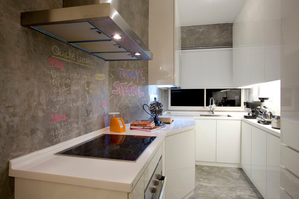 На фото: отдельная кухня в современном стиле с плоскими фасадами и белыми фасадами с