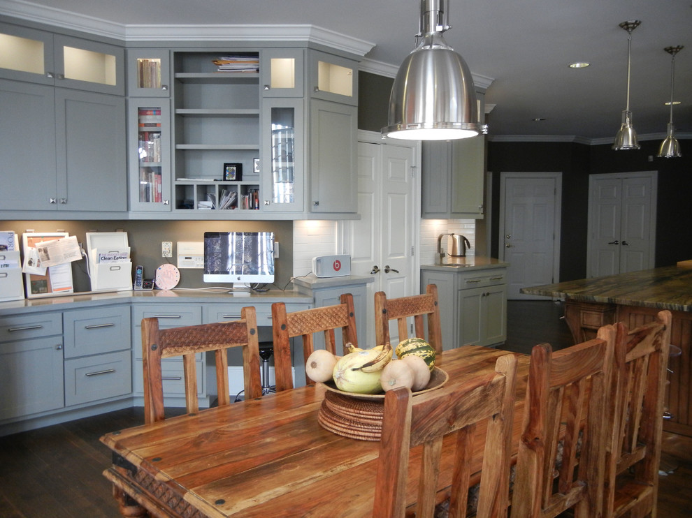 Exempel på ett stort modernt kök, med en rustik diskho, skåp i shakerstil, grå skåp, granitbänkskiva, vitt stänkskydd, stänkskydd i keramik, rostfria vitvaror, mörkt trägolv och en köksö
