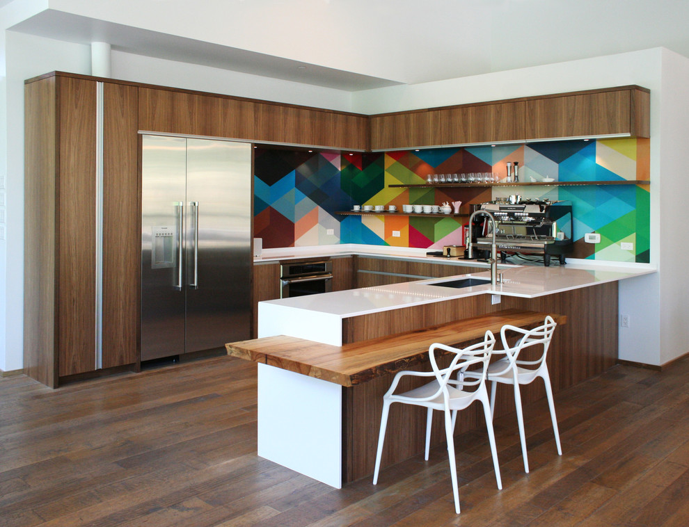 Diseño de cocina comedor contemporánea con fregadero bajoencimera, armarios con paneles lisos, puertas de armario de madera en tonos medios y electrodomésticos de acero inoxidable