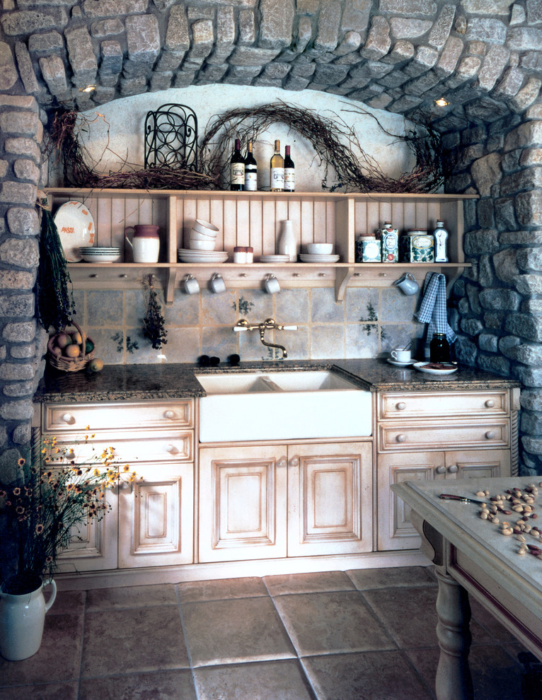 Ispirazione per una cucina abitabile classica con lavello stile country, ante con bugna sagomata, ante in legno scuro, top in granito e paraspruzzi grigio