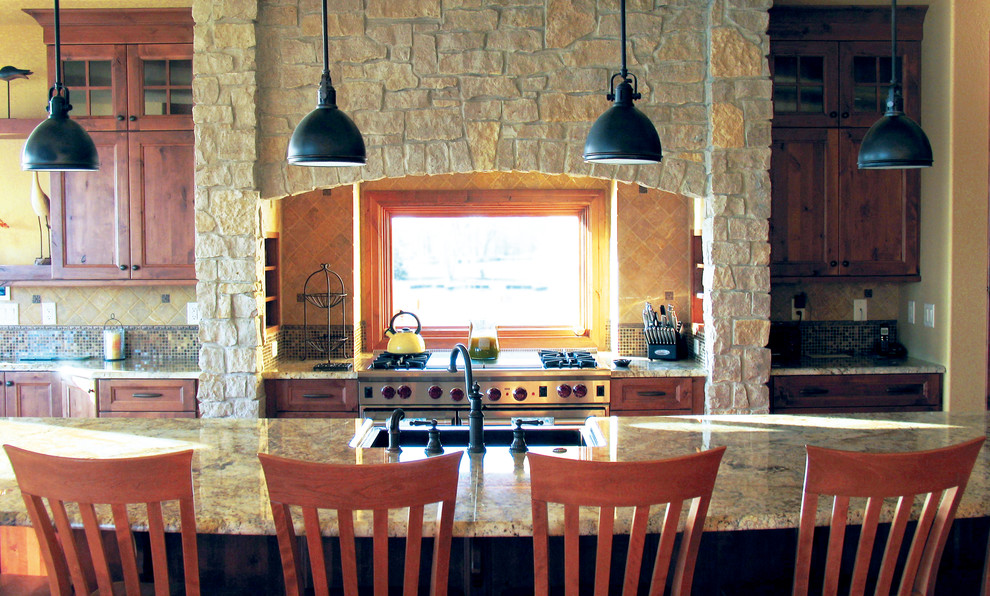 Inspiration pour une grande cuisine américaine linéaire traditionnelle en bois foncé avec un électroménager en acier inoxydable et îlot.