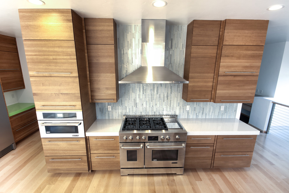 Utopian Sleak Style with horizontal grain wood Moderne Cuisine Autres périmètres par