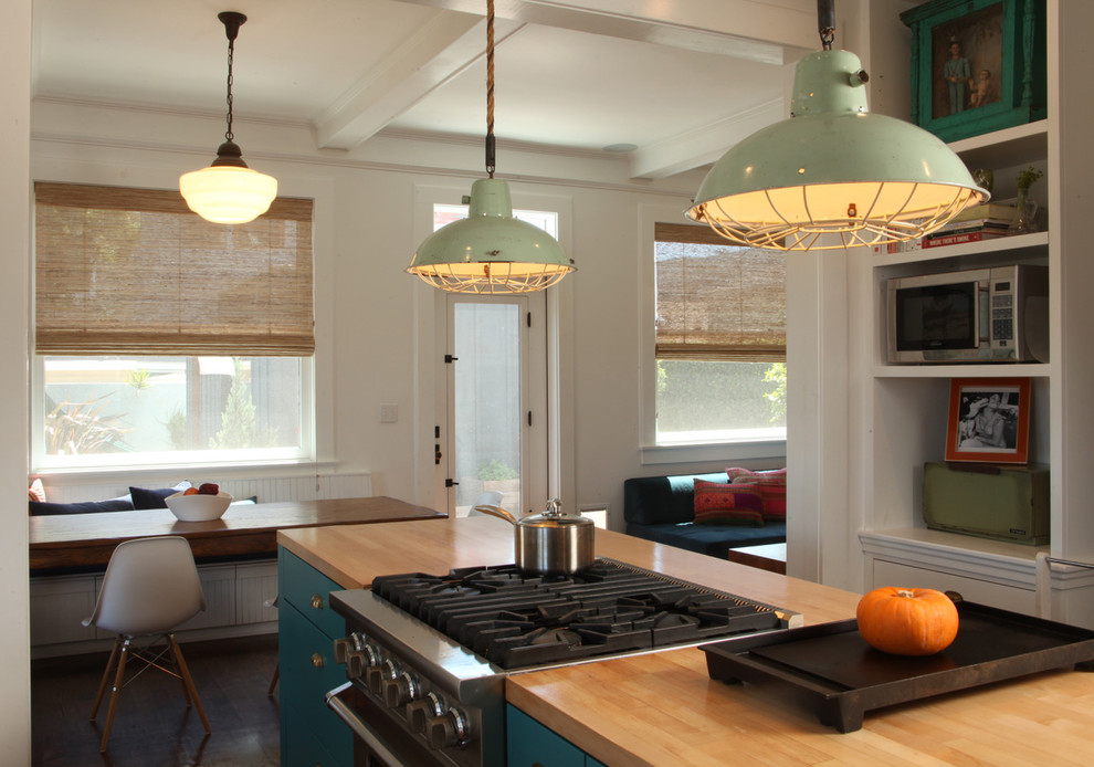 Idéer för att renovera ett mellanstort amerikanskt kök, med en rustik diskho, luckor med infälld panel, vita skåp, bänkskiva i kalksten, svart stänkskydd, stänkskydd i kalk, rostfria vitvaror, mörkt trägolv, en köksö och brunt golv