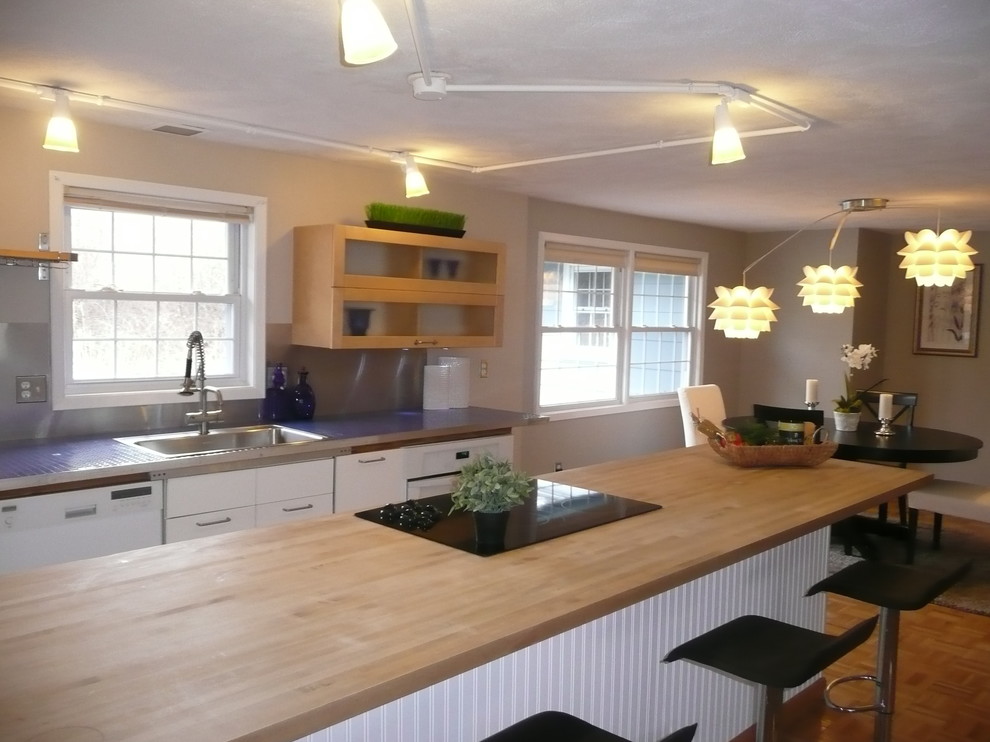 Exempel på ett mellanstort eklektiskt kök, med en nedsänkt diskho, släta luckor, vita skåp, kaklad bänkskiva, stänkskydd med metallisk yta, stänkskydd i metallkakel, vita vitvaror, ljust trägolv och en halv köksö