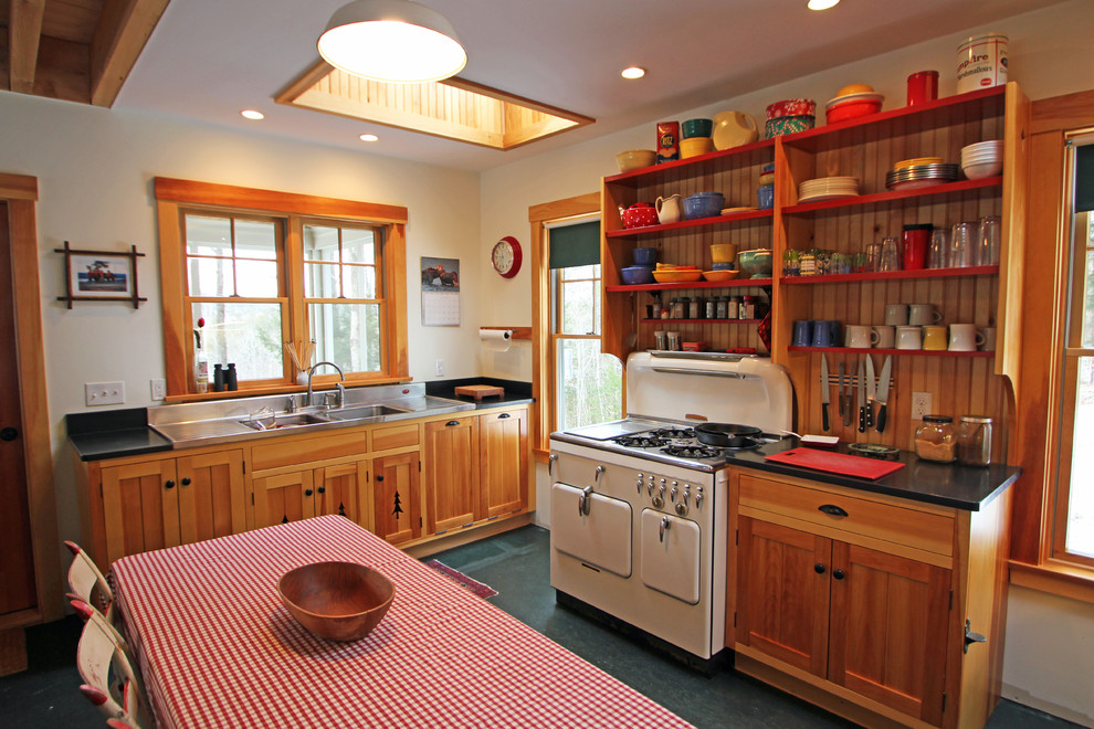 Foto på ett mellanstort rustikt kök, med en dubbel diskho, öppna hyllor, skåp i mellenmörkt trä, vita vitvaror, en köksö, bänkskiva i rostfritt stål, stänkskydd i trä och svart golv