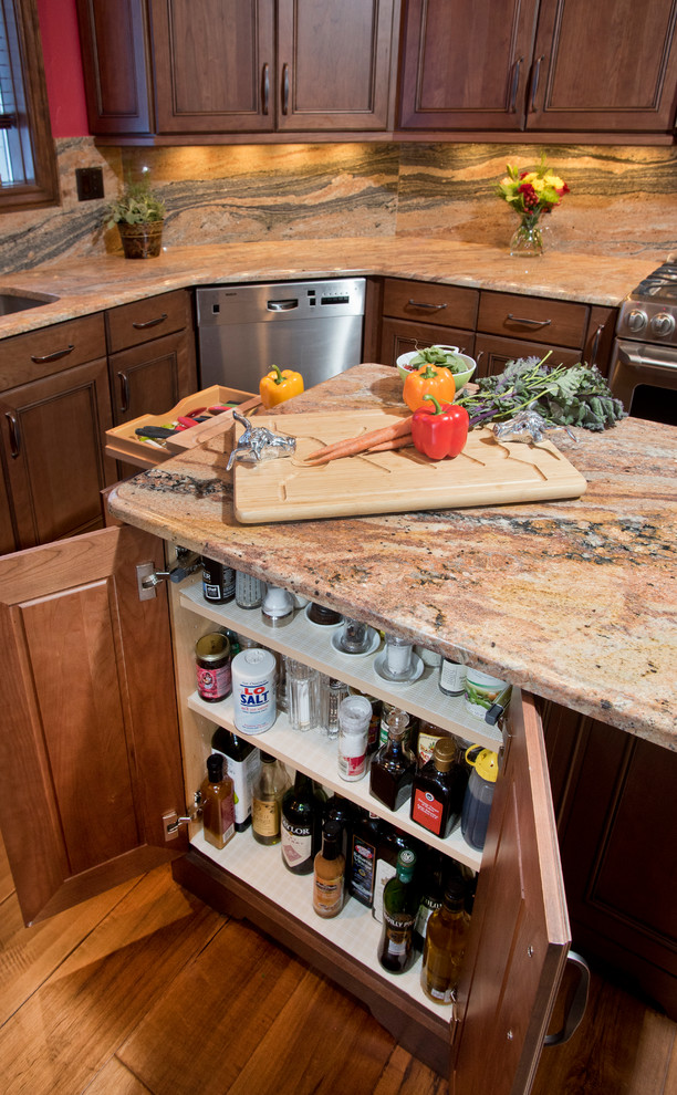 Foto di una cucina chic di medie dimensioni con lavello sottopiano, ante con riquadro incassato, ante in legno scuro, top in granito, paraspruzzi beige e elettrodomestici in acciaio inossidabile