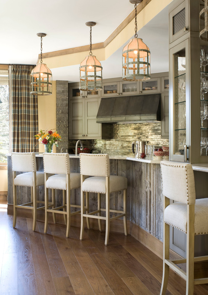 Foto di una cucina minimal con ante grigie, paraspruzzi a effetto metallico e top beige
