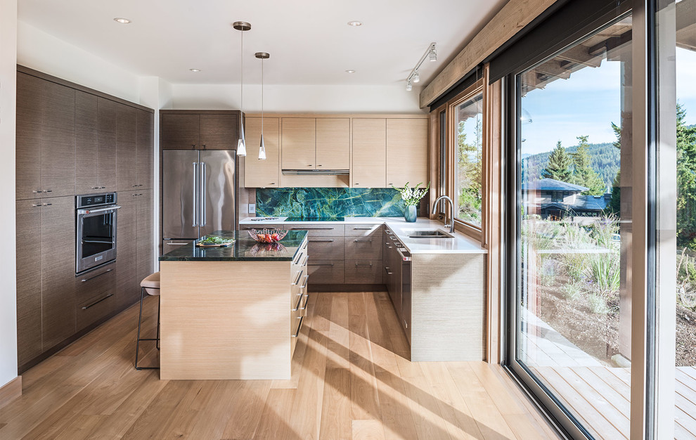 Esempio di una cucina minimal di medie dimensioni con lavello a doppia vasca, parquet chiaro e pavimento beige