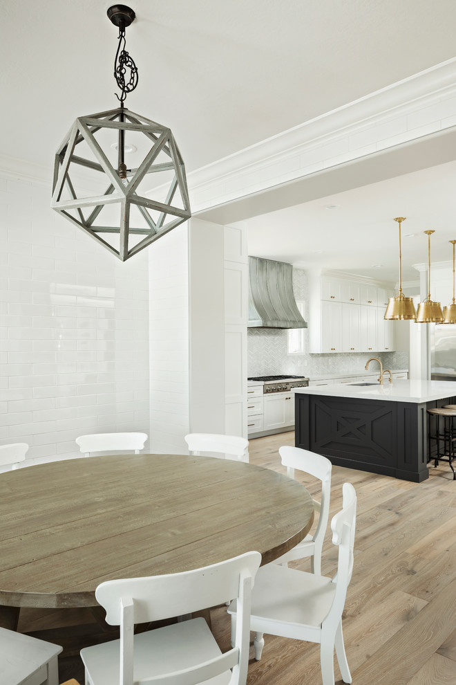 Idéer för ett stort modernt vit kök, med en undermonterad diskho, skåp i shakerstil, vita skåp, bänkskiva i kvarts, grått stänkskydd, stänkskydd i marmor, rostfria vitvaror, ljust trägolv, en köksö och beiget golv