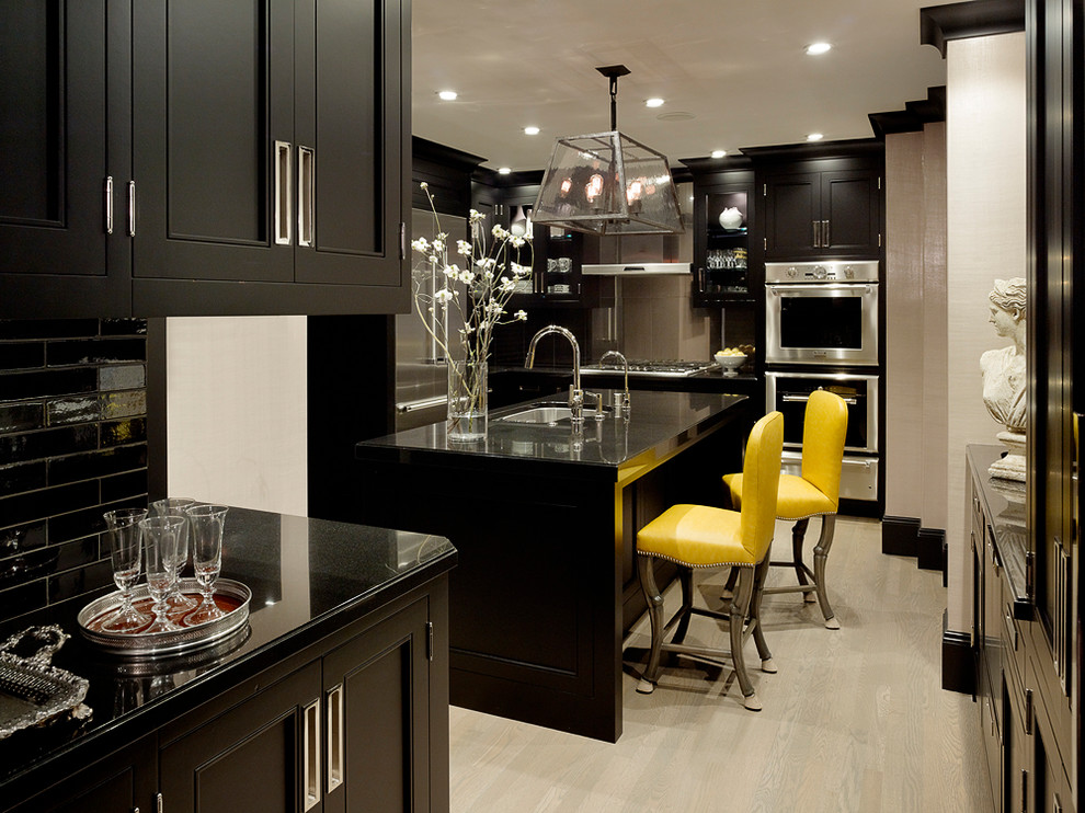 サンフランシスコにあるトランジショナルスタイルのおしゃれな独立型キッチン (アンダーカウンターシンク、落し込みパネル扉のキャビネット、黒いキャビネット、黒いキッチンパネル、サブウェイタイルのキッチンパネル、シルバーの調理設備) の写真