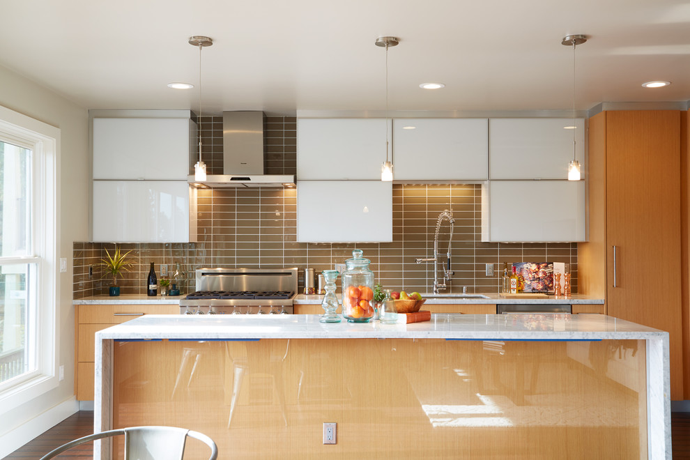Bild på ett mellanstort funkis linjärt kök och matrum, med släta luckor, en köksö, en nedsänkt diskho, vita skåp, marmorbänkskiva, grått stänkskydd, stänkskydd i tunnelbanekakel, rostfria vitvaror och mörkt trägolv