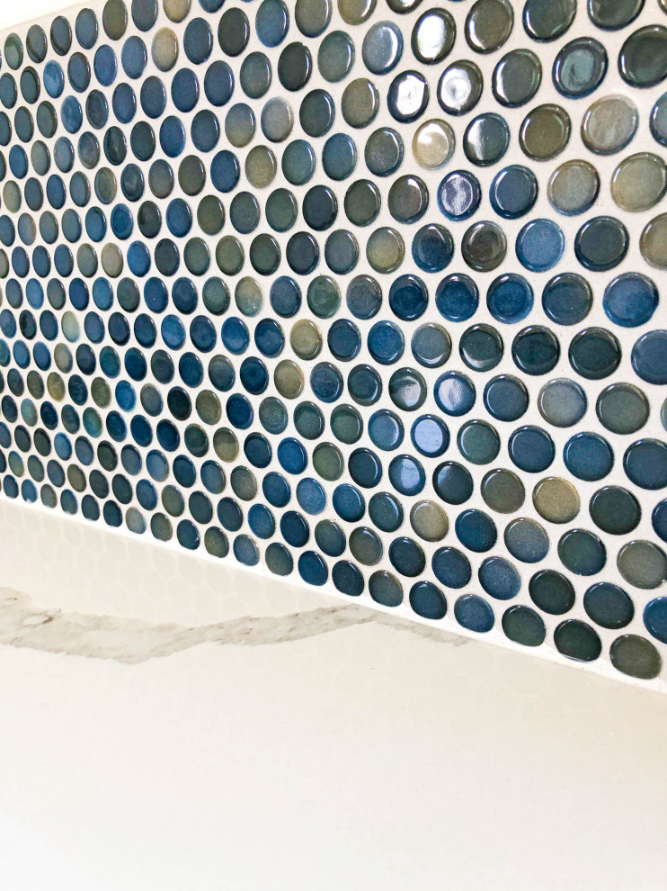 Foto på ett mellanstort funkis vit kök, med en nedsänkt diskho, luckor med infälld panel, vita skåp, blått stänkskydd, stänkskydd i keramik, vita vitvaror, en köksö, vitt golv, bänkskiva i kvarts och klinkergolv i keramik
