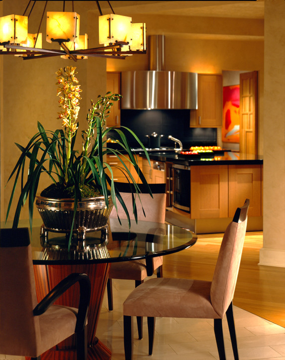 Exempel på ett stort modernt kök, med en nedsänkt diskho, luckor med upphöjd panel, skåp i mellenmörkt trä, bänkskiva i glas, svart stänkskydd, stänkskydd i cementkakel, rostfria vitvaror, mellanmörkt trägolv och en köksö