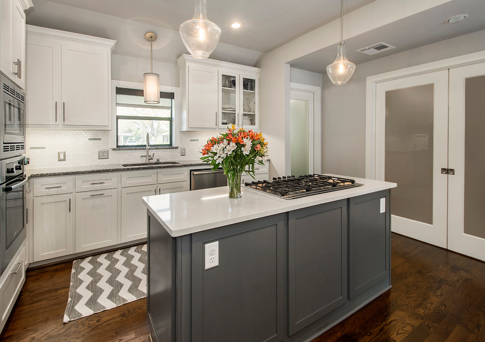 Foto di una cucina minimalista con lavello sottopiano, ante in stile shaker, top in granito, paraspruzzi bianco, elettrodomestici in acciaio inossidabile e pavimento in legno massello medio