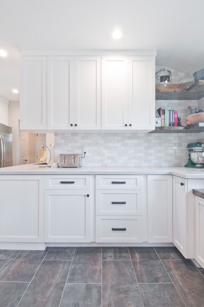Exempel på ett mellanstort modernt vit vitt l-kök, med en undermonterad diskho, skåp i shakerstil, vita skåp, bänkskiva i kvartsit, vitt stänkskydd, stänkskydd i porslinskakel, rostfria vitvaror, skiffergolv och grått golv