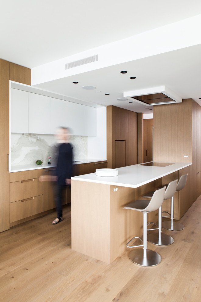 Immagine di una cucina design con ante lisce, ante in legno scuro, paraspruzzi bianco, paraspruzzi in lastra di pietra, parquet chiaro, pavimento beige e top bianco