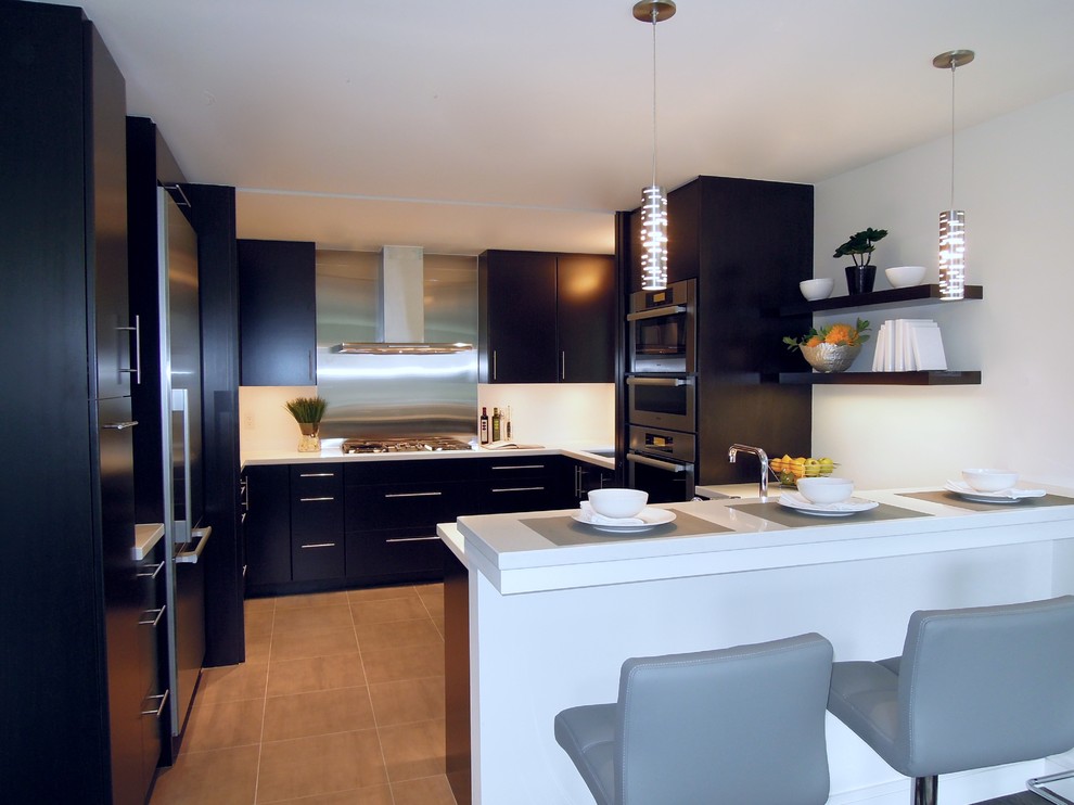 Esempio di una cucina ad U design di medie dimensioni con ante lisce, ante nere, top in superficie solida, elettrodomestici in acciaio inossidabile, penisola e pavimento beige