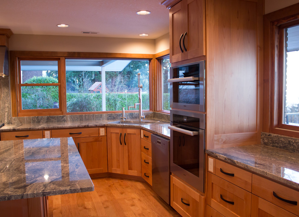 Exempel på ett stort modernt kök, med en undermonterad diskho, skåp i shakerstil, skåp i mellenmörkt trä, granitbänkskiva, stänkskydd i sten, rostfria vitvaror, mellanmörkt trägolv och en köksö