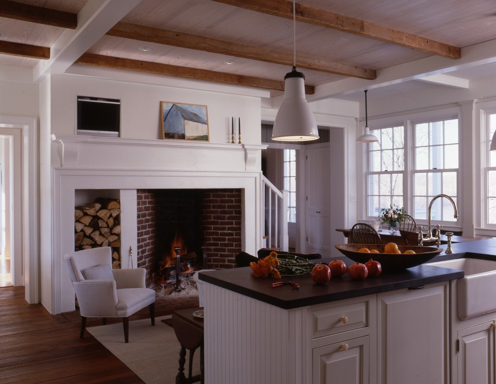 Bild på ett vintage kök och matrum, med luckor med upphöjd panel, vita skåp och en köksö