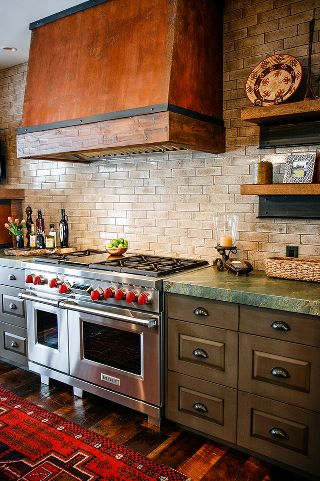 Große Rustikale Küche mit profilierten Schrankfronten, grauen Schränken, Granit-Arbeitsplatte, Küchenrückwand in Weiß, Küchengeräten aus Edelstahl, dunklem Holzboden und zwei Kücheninseln in Sonstige
