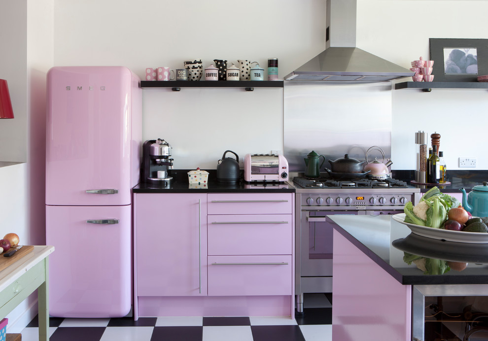 На фото: кухня в современном стиле с плоскими фасадами, цветной техникой, островом и разноцветным полом