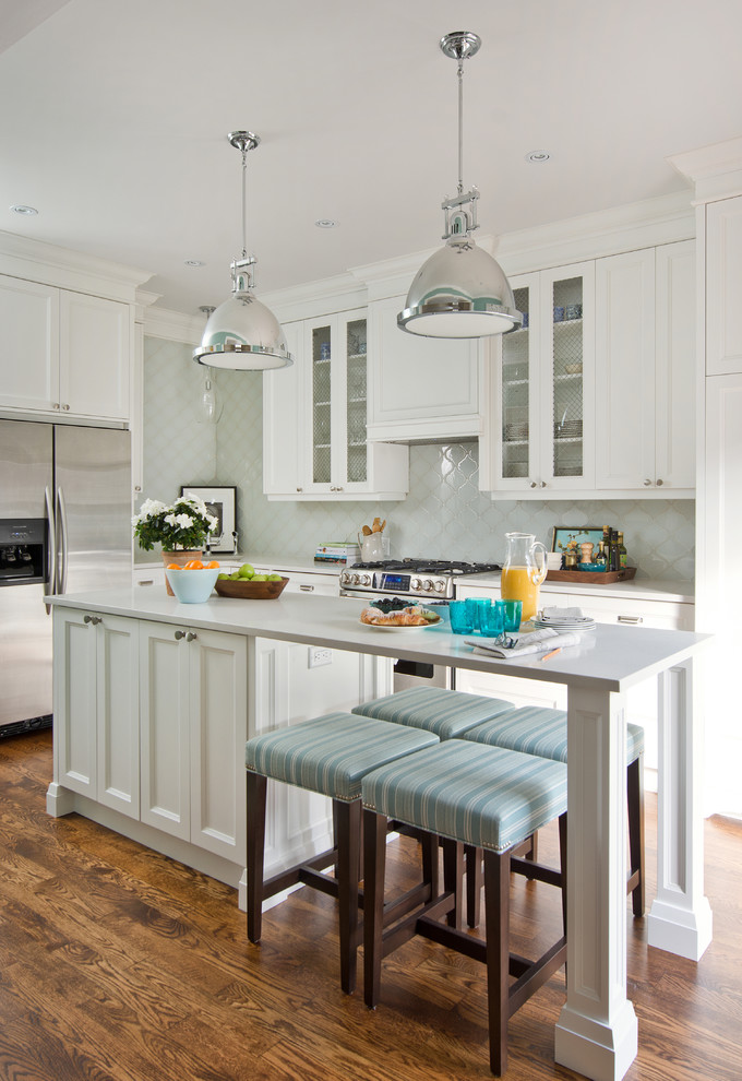 Klassische Küche in L-Form mit Unterbauwaschbecken, Schrankfronten mit vertiefter Füllung, weißen Schränken, Küchenrückwand in Blau und Küchengeräten aus Edelstahl in Toronto
