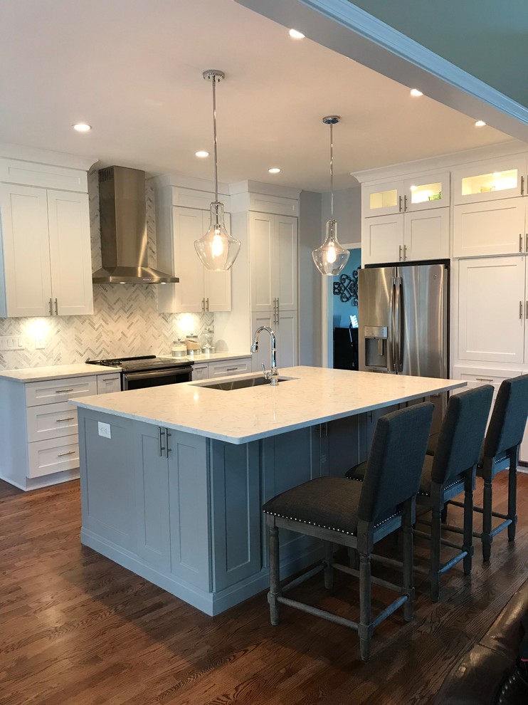 Example of a transitional medium tone wood floor eat-in kitchen design in Atlanta with a single-bowl sink, shaker cabinets, white cabinets, quartzite countertops, stainless steel appliances, an island and white countertops