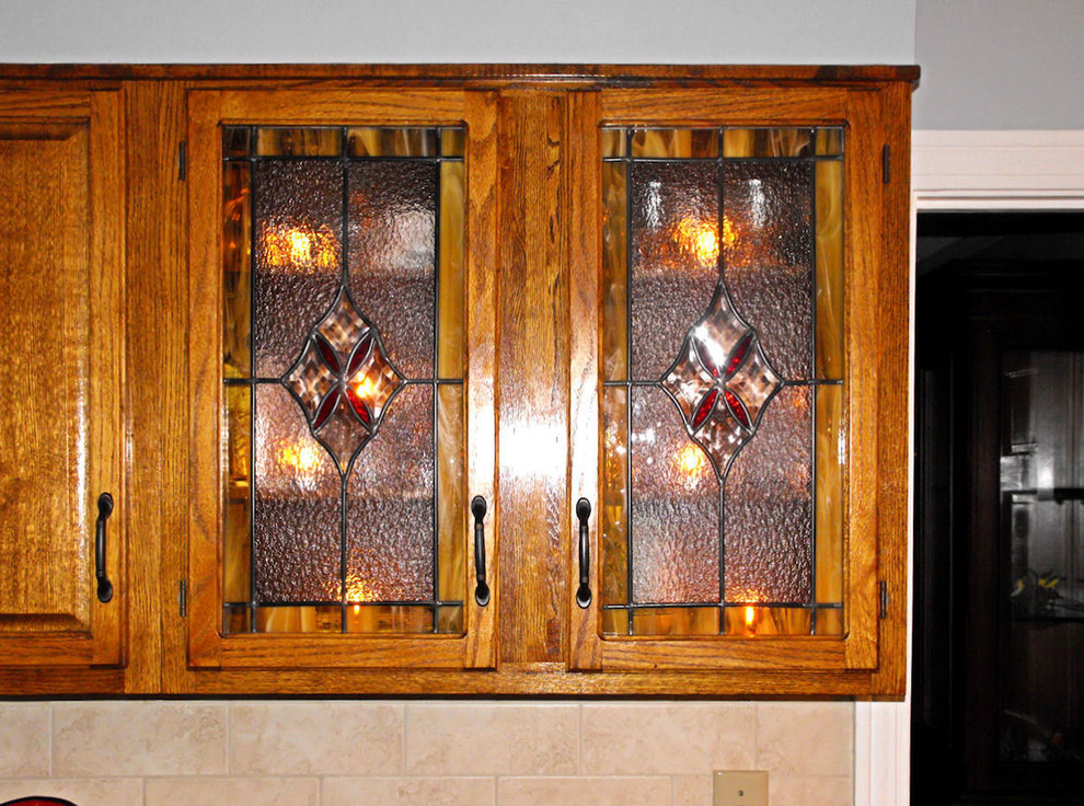 Пример оригинального дизайна: кухня в классическом стиле с стеклянными фасадами