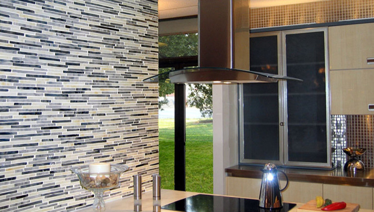 Cette photo montre une cuisine moderne avec une crédence en carreau de verre.