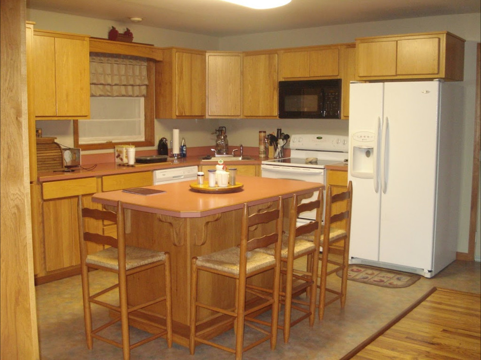 Immagine di una cucina chic di medie dimensioni con lavello da incasso, ante lisce, ante in legno chiaro, top in quarzo composito, elettrodomestici bianchi, pavimento in vinile, pavimento beige e top rosa