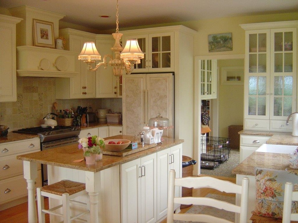 Foto di una cucina classica di medie dimensioni con lavello stile country, ante con bugna sagomata, ante bianche e elettrodomestici in acciaio inossidabile