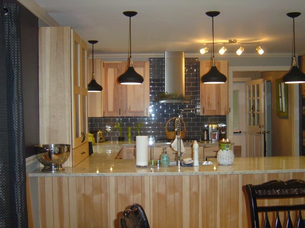 Idee per una cucina classica di medie dimensioni con ante con riquadro incassato, ante in legno chiaro, elettrodomestici in acciaio inossidabile e penisola