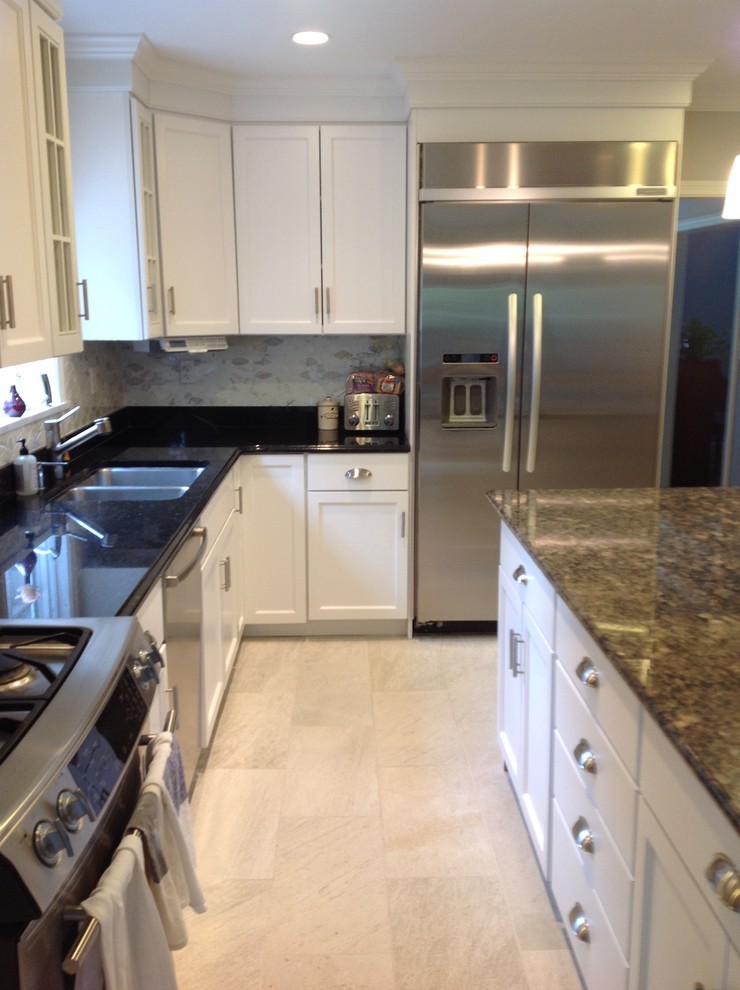 Klassische Wohnküche in L-Form mit Doppelwaschbecken, Schrankfronten im Shaker-Stil, weißen Schränken, Granit-Arbeitsplatte, Küchenrückwand in Grau, Küchengeräten aus Edelstahl, Keramikboden und Kücheninsel in Boston