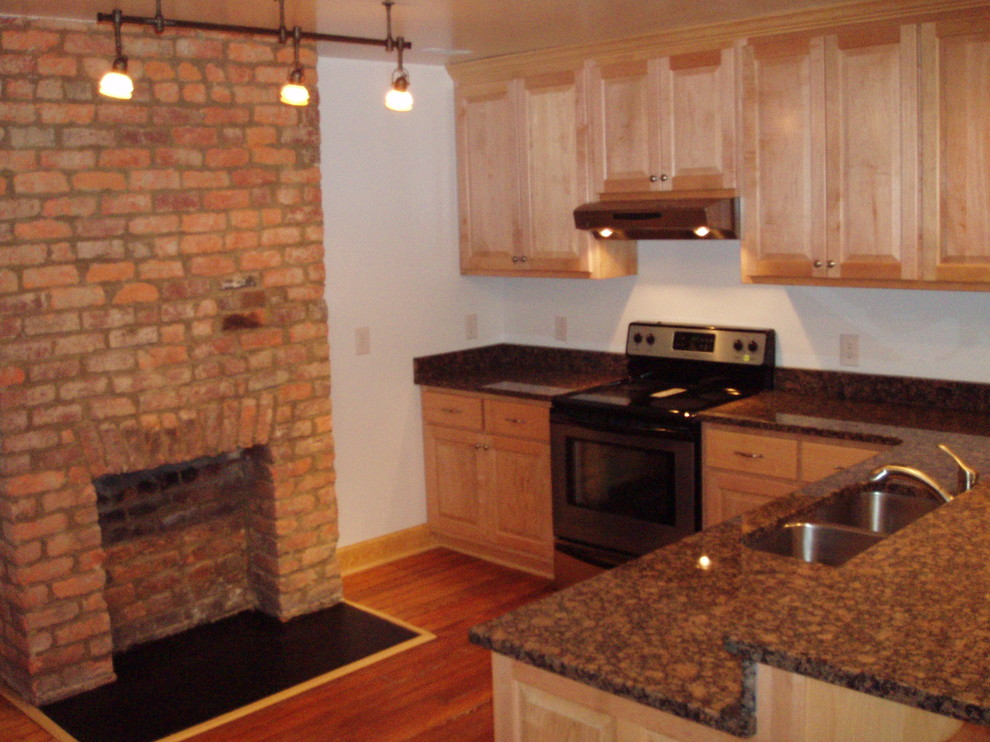 Inspiration för ett litet rustikt kök, med en dubbel diskho, luckor med upphöjd panel, skåp i slitet trä, granitbänkskiva, rostfria vitvaror, mellanmörkt trägolv, en halv köksö och brunt golv