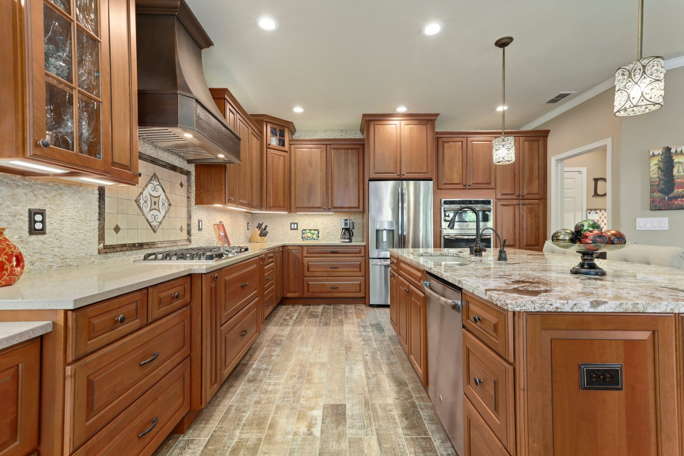 VARYING HEIGHT LEND INTEREST TO A LARGE KITCHEN Traditional
